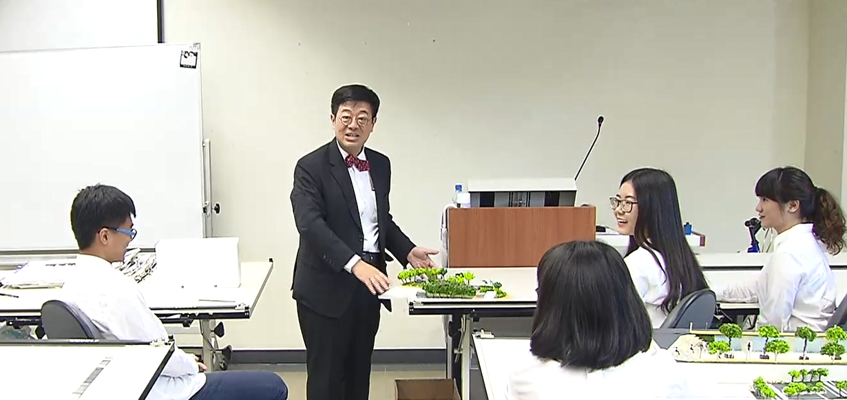 邱英浩校長擅長以創新而幽默的教學方式與學生互動，深受學生歡迎（圖／東森新聞資料畫面）